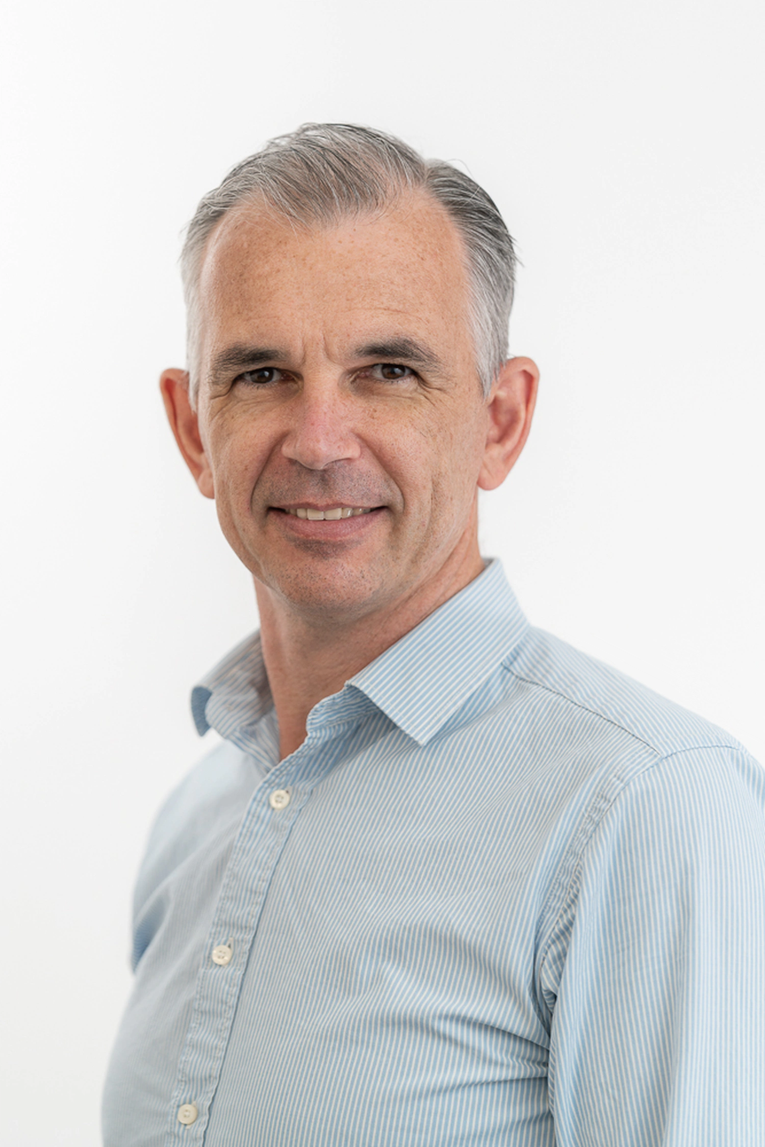 Photographe professionnel – Entreprises, marques, publicité Portrait professionnel d'un homme réalisé par Bertrand Perret photographe en conditions studio avec fond neutre flash et réflécteurs