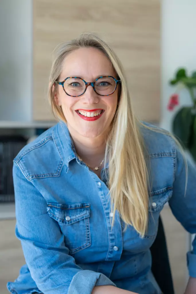 Photographe portraits professionnels pour un profil LinkedIn Elisa Brousset BD 3 Resultat 683x1024