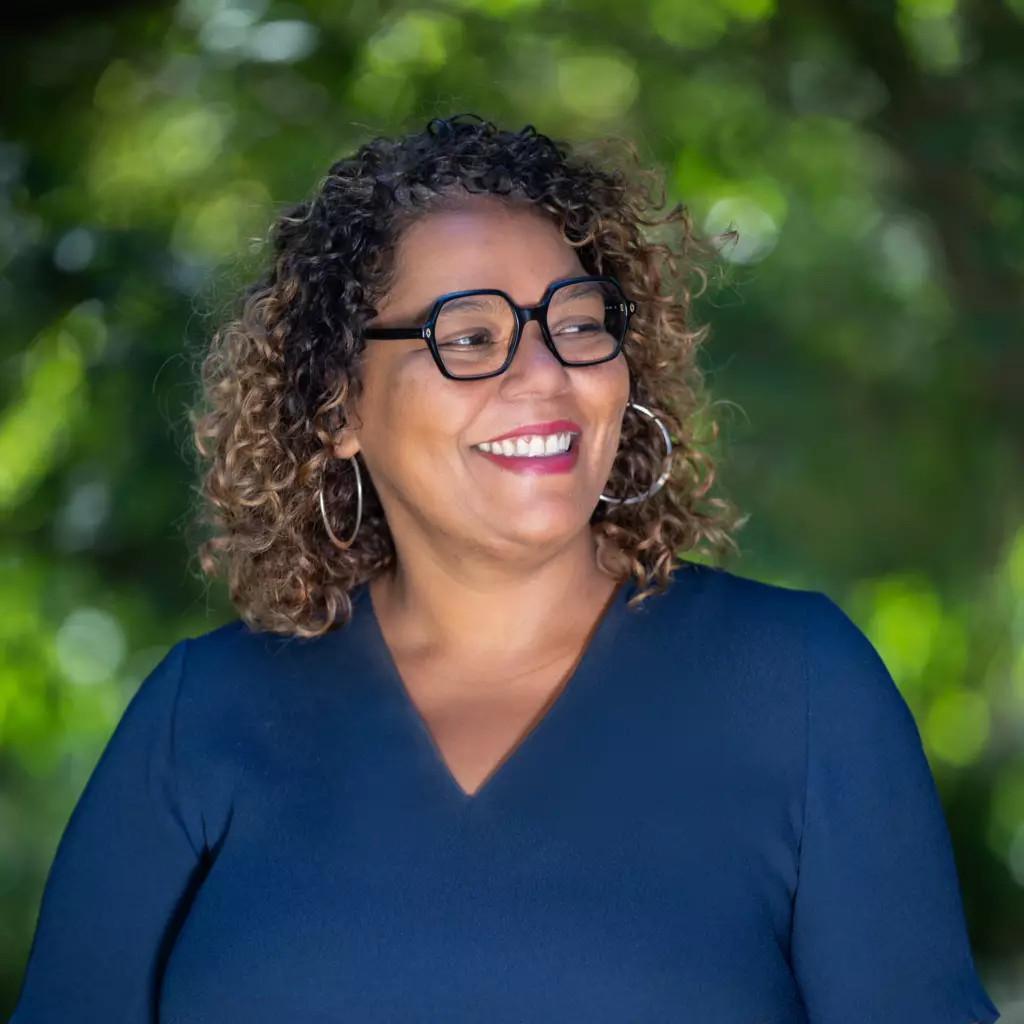 Photographe portraits professionnels pour un profil linkedIn Emilie Namlacamourina BD 2 Resultat 1024x1024