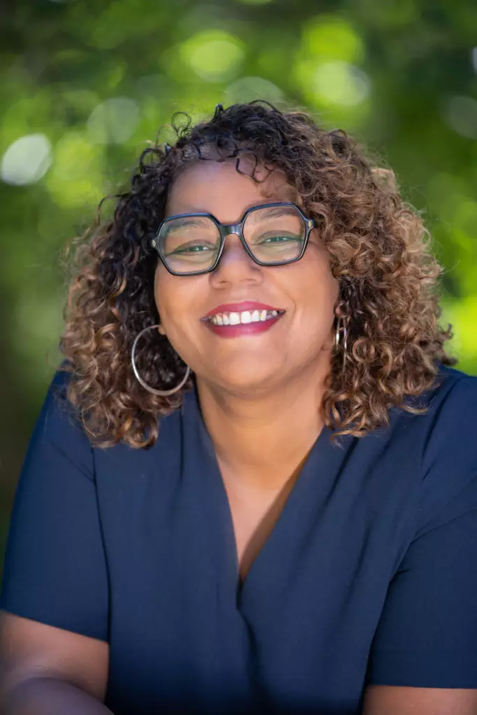 Photographe portraits professionnels pour un profil linkedIn Emilie Namlacamourina BD 3 Resultat 683x1024