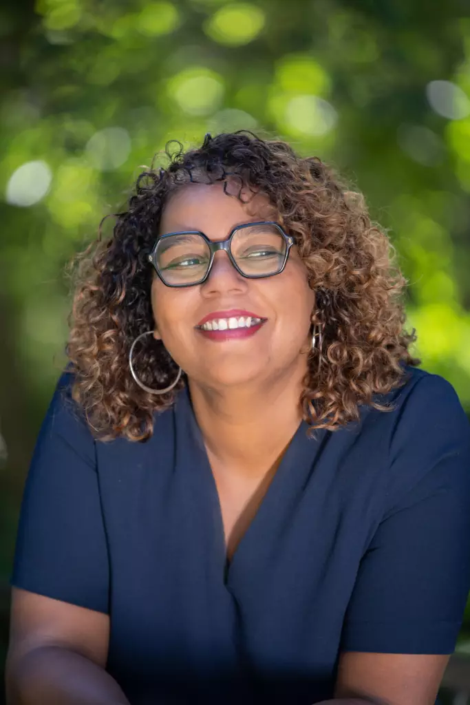 Photographe portraits professionnels pour un profil linkedIn Emilie Namlacamourina BD 4 Resultat 683x1024