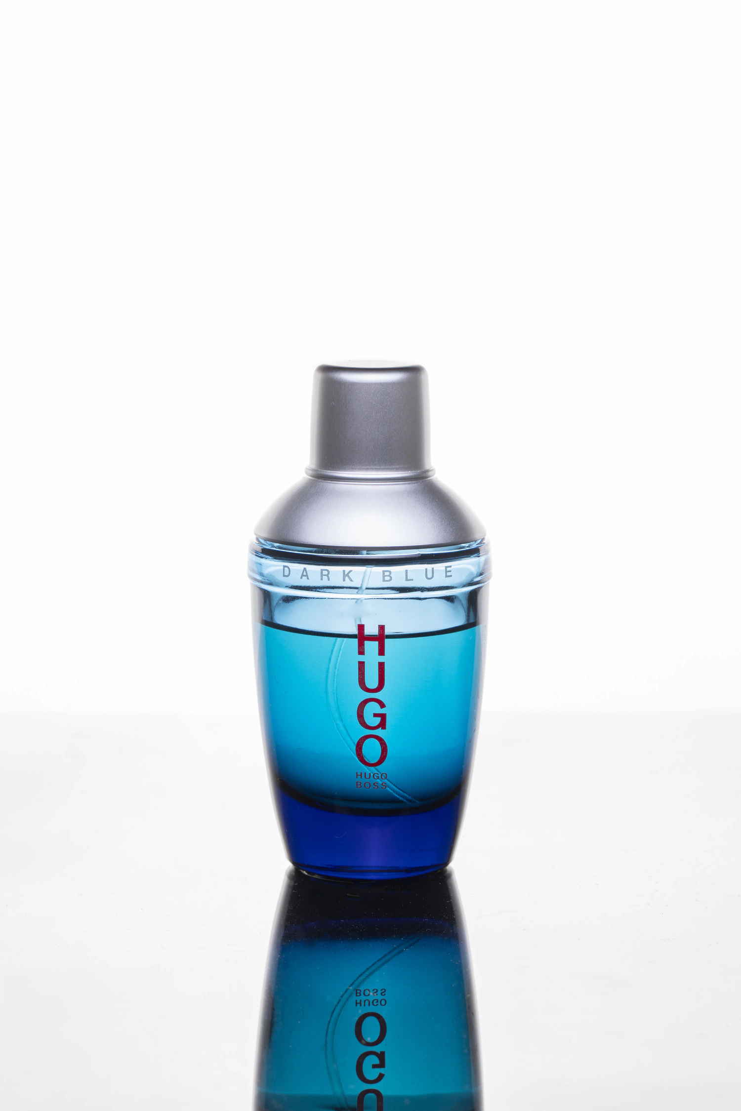 Photographe professionnel – Entreprises, marques, publicité Photographie studio d'un flacon de parfum Hugo Boss sur un plateau réfléchissant. © Bertrand Perret Photographe