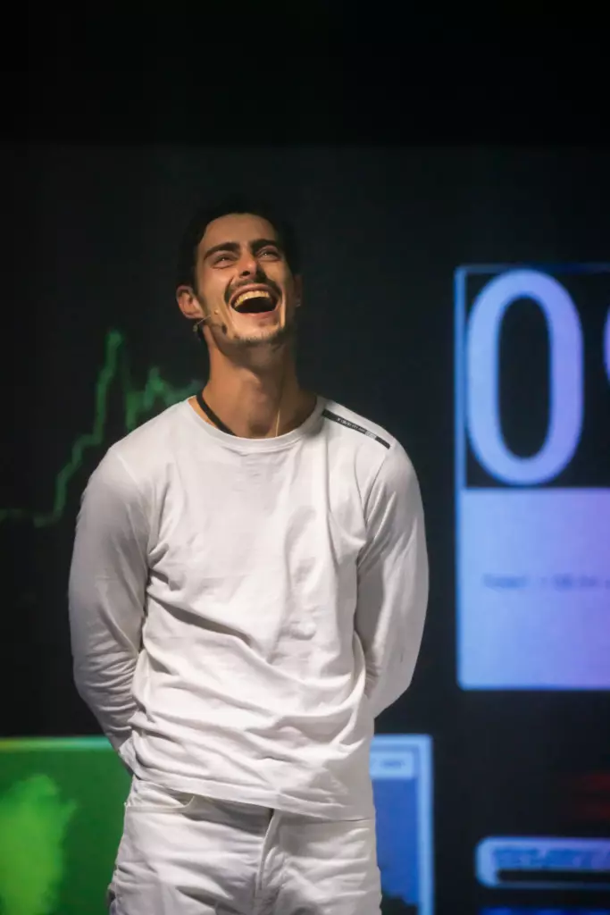 Photographe de spectacles pour la Compagnie Vladimir Steyaert Scarlett Novak BD 3832 Resultat 683x1024