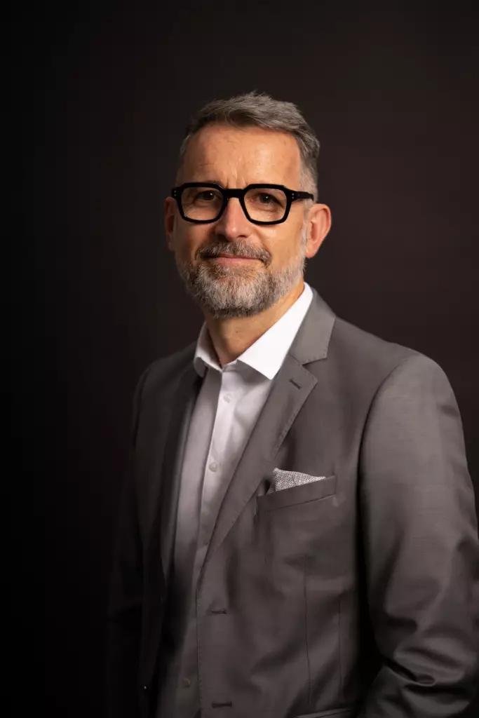 Photographe portraits professionnels pour un profil LinkedIn Stephane Cheynet BD 5118 Resultat 683x1024