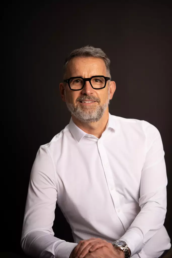 Photographe portraits professionnels pour un profil LinkedIn Stephane Cheynet BD 5124 Resultat 683x1024