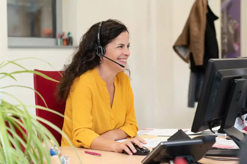 Portrait professionnel d'une salariée répondant à un appel téléphonique. Portrait réalisé par Bertrand Perret photographe lors d'un reportage métiers en entreprise en Isère.