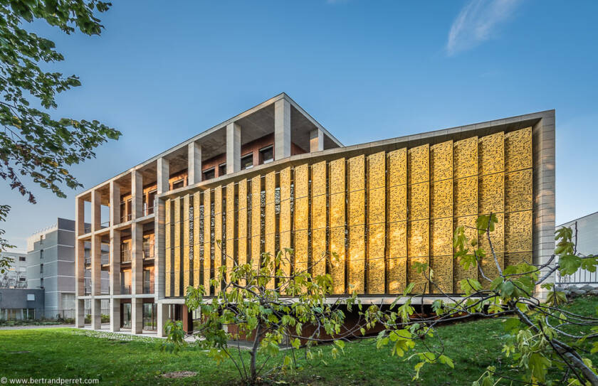 Photographie d'architecture représentant l'extérieur des bâtiments et les espaces verts de l'IFCM (Institut Français du Culte Musulman) situé à Lyon dans le 8ème arrondissement (rhône) © Bertrand Perret Photographe