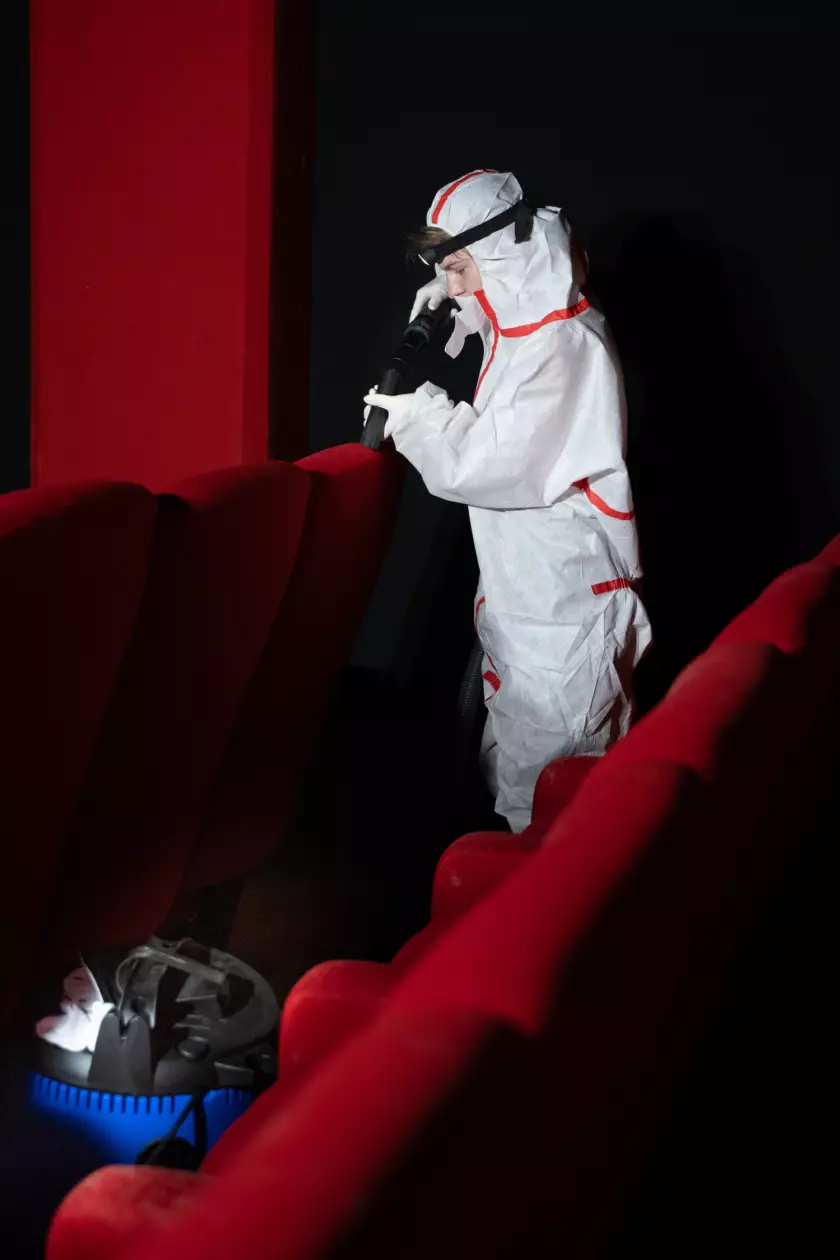 Photographie de reportage réalisée par Bertrand Perret montrant un salarié de l'entreprise Renko intervenant pour le nettoyage et la dépollution d'un cinéma à Annonay suite à une inondation.