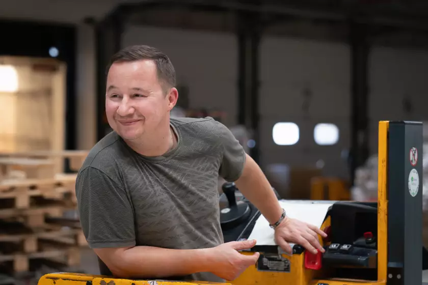 Portrait professionnel d'un salarié conduisant un Manitou, réalisé par Bertrand Perret photographe lors d'un reportage métiers en entreprise en Isère.