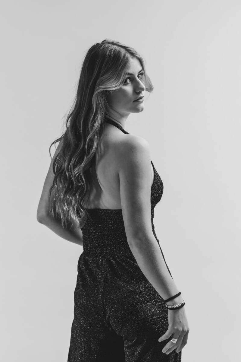 Portraits réalisés pour un book en conditions studio avec flashes, réflecteur et fond neutre gris perle.