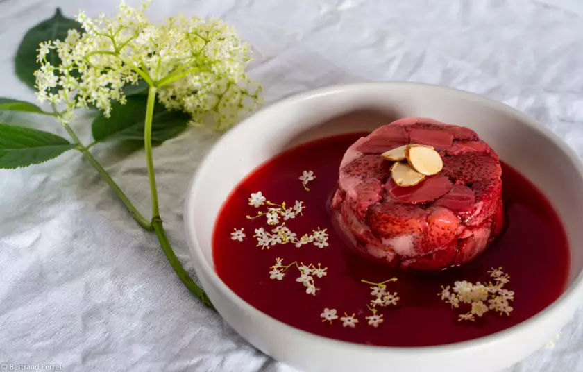 Photographie culinaire d'un gâteau au fraise cuit à la vapeur