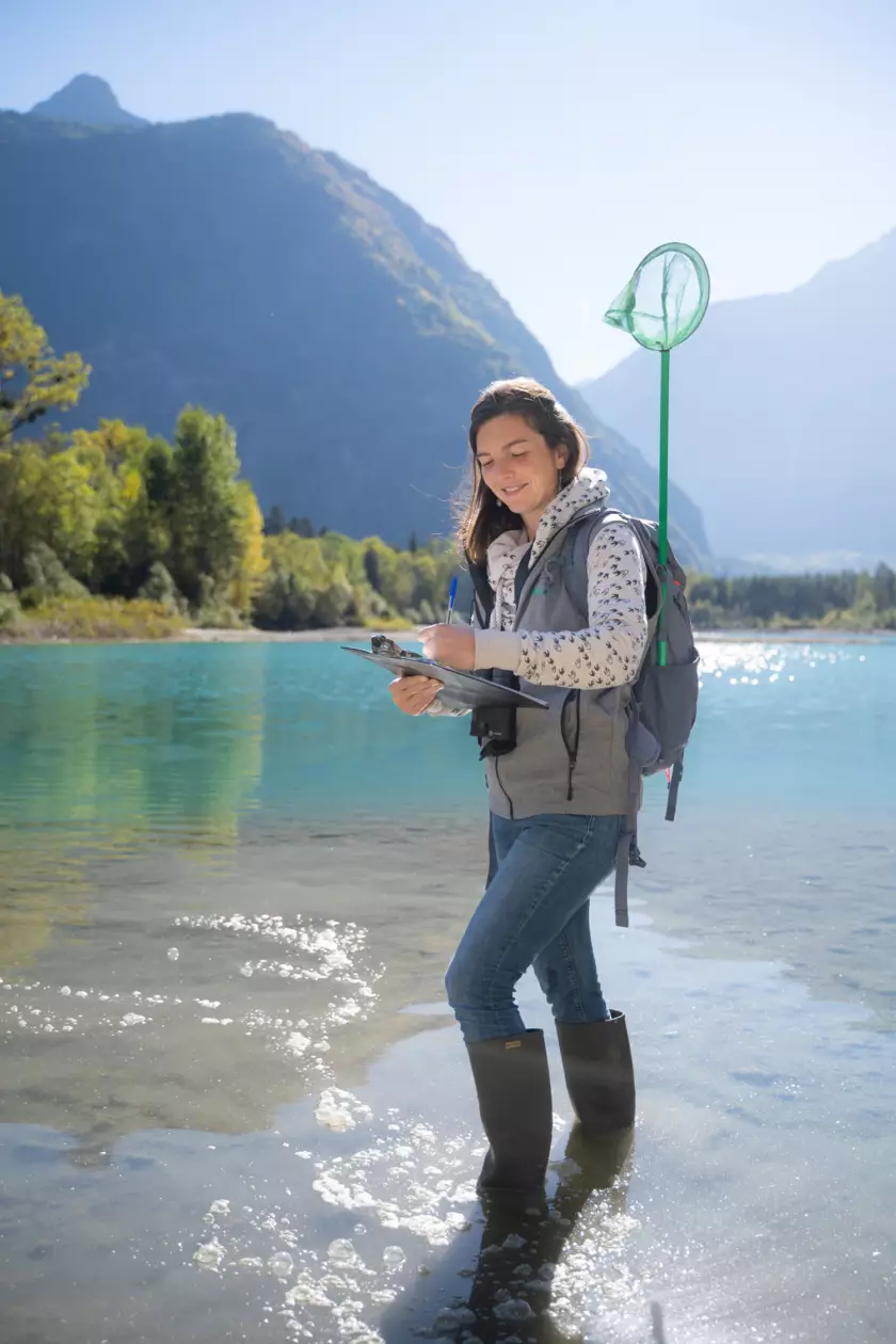 Photographie de reportage réalisée par Bertrand Perret montrant une salariée de la CCO intervenant sur un étang en zone Natura 2000.