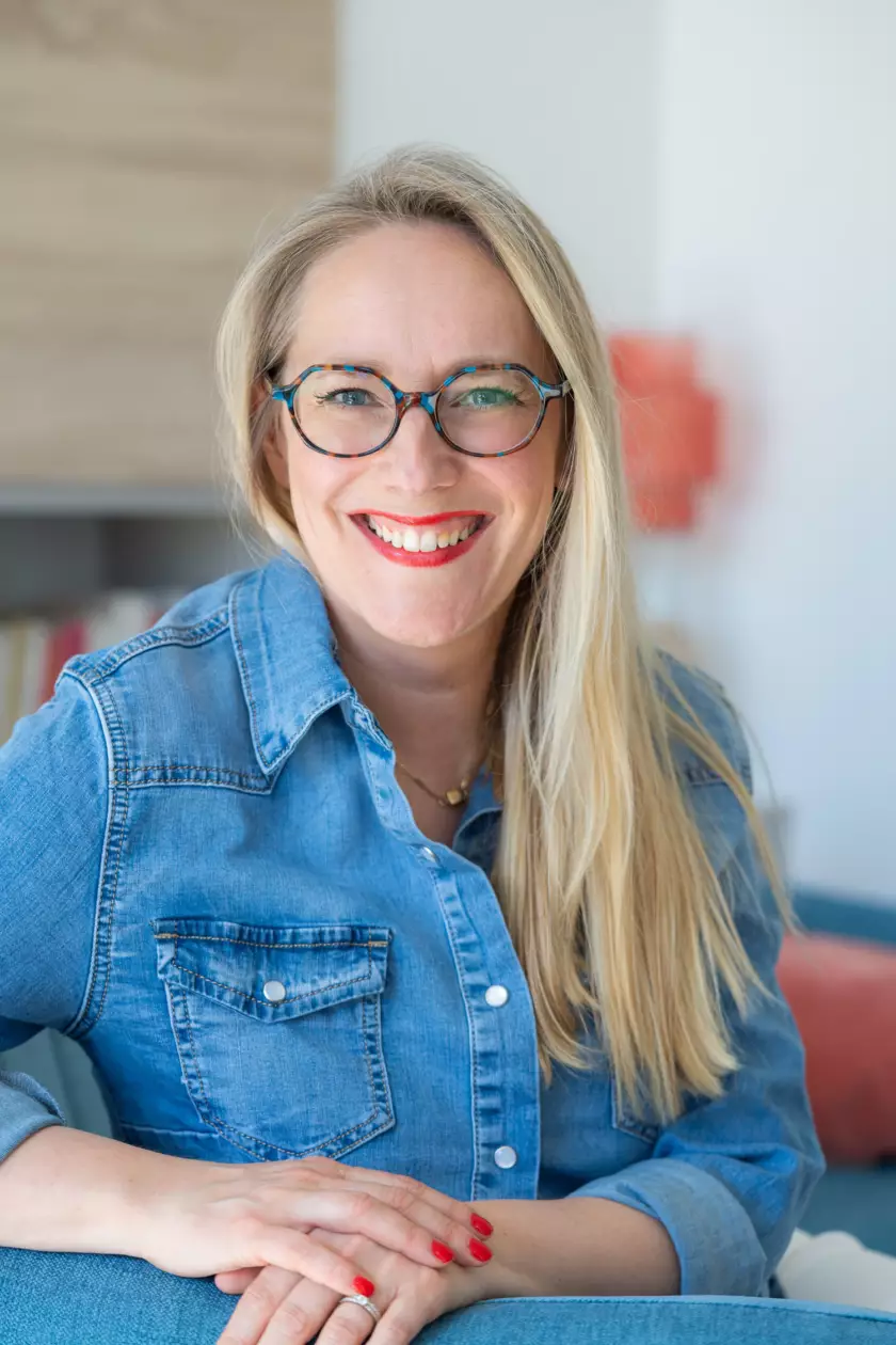 Portrait professionnel d'une femme réalisé sur fond neutre en lumière naturelle