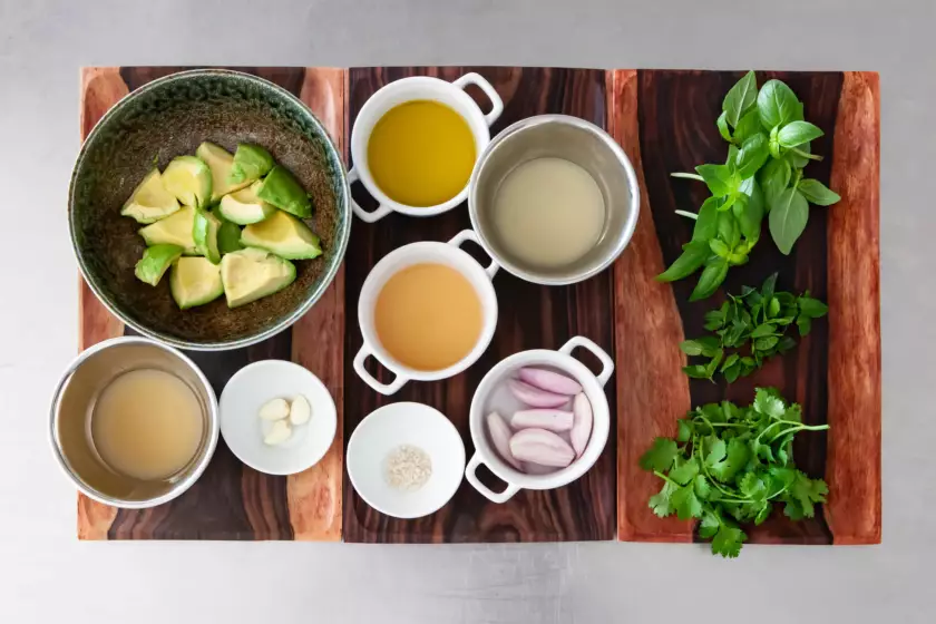 Photographie culinaire d'un plateau de produits brut pour la réalisation d'une recette de Guacamole. La Pensée Sauvage (Drôme)