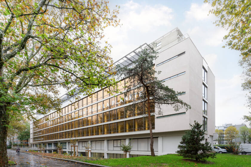 Photographie d'architecture représentant l'extérieur du bâtiment et les espaces verts de l'entreprise Matéri'Act, filiale du groupe Forvia, à Villeurbanne © Bertrand Perret Photographe