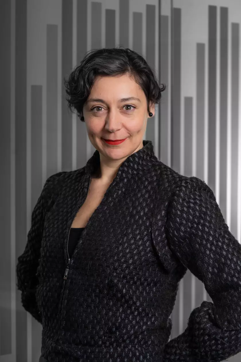 Portrait professionnel de Marie Anjjar, salariée de l'entreprise Matéri'Act, réalisé dans les locaux professionnels où elle travaille. Les couloirs vitrés servent de décor noir et blanc pour ce portrait réalisé avec flash sur pied.