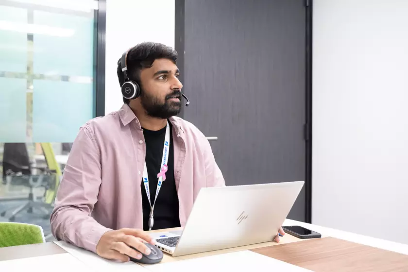 Photographie de reportage réalisée par Bertrand Perret montrant un salarié de l'entreprise Materi'act lors d'un appel téléphonique.