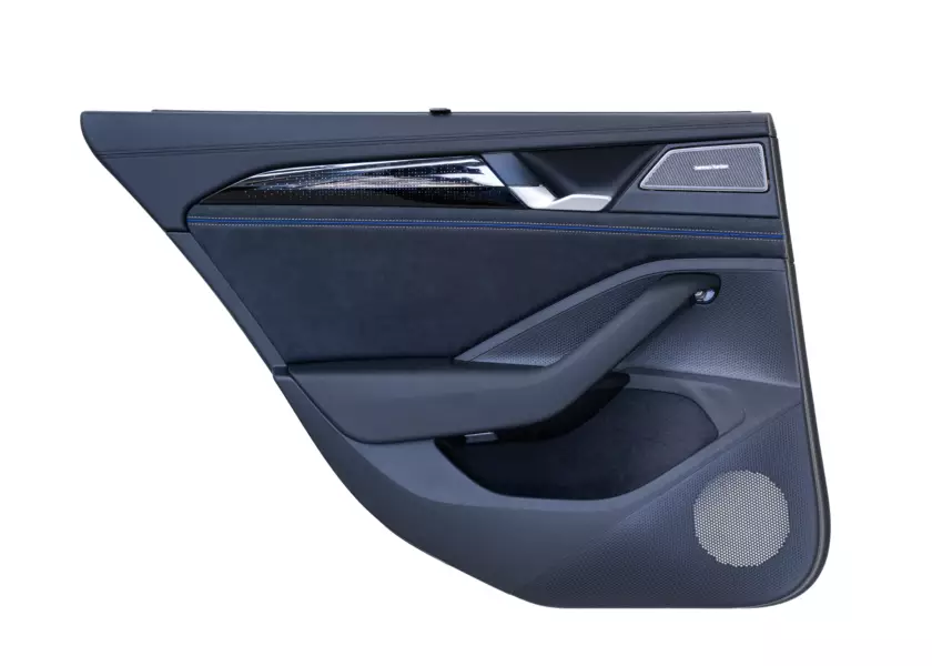 Photographie Packshot réalisée en conditions studio d'une portière de voiture. © Bertrand Perret