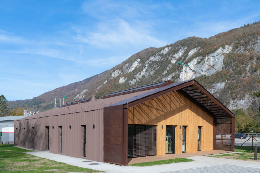 Photographie d'architecture représentant l'extérieur des bâtiments du CSE de l'entreprise Aréa à Aiguebelette. © Bertrand Perret