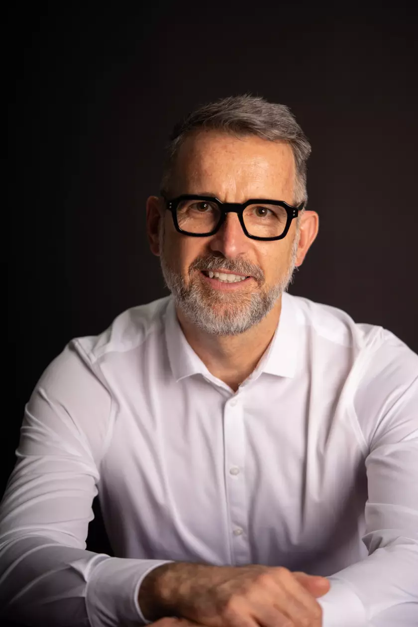 Portrait professionnel d'un homme réalisé sur fond neutre (noir) avec flash et réflecteur