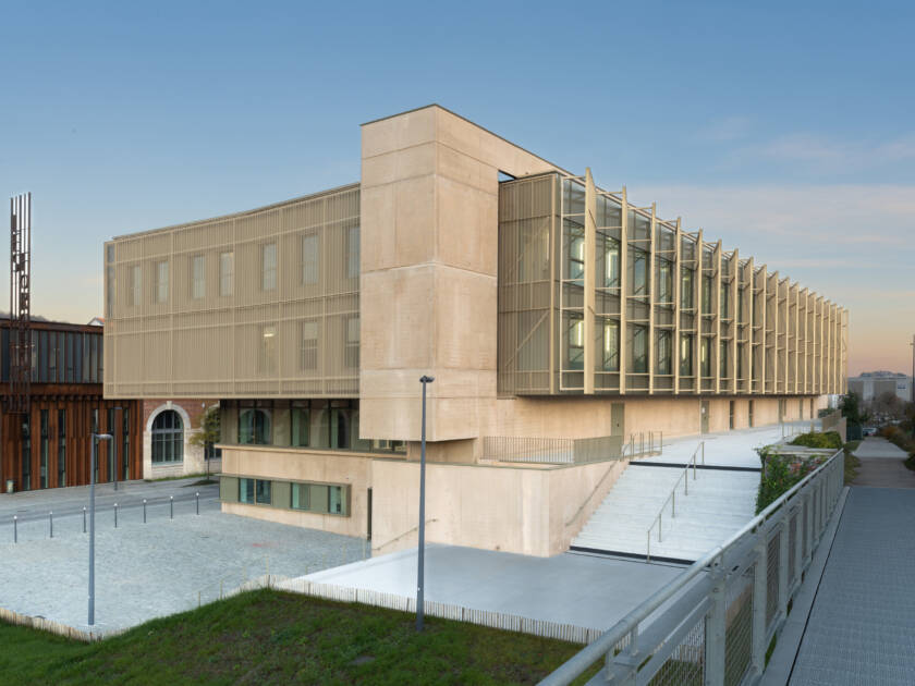 Photographie d'architecture représentant l'extérieur des bâtiments et les espaces paysagers conçu par Igrec Ingénierie à Saint-Etienne (Loire) © Bertrand Perret
