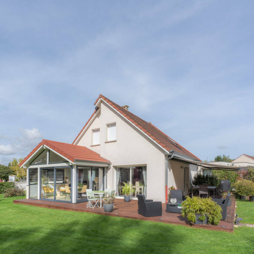Photographie d'architecture d'une villa et de sa véranda réalisée pour la marque Vie et Véranda